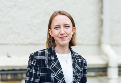 Hanna Glad sommarjobbade som förändringsagent 2021 och går nu en master inom Globala Studier och gör sin praktik på utrikesdepartementet på regeringskansliet. När Hanna arbetade som förändringsagent drev hon tillsammans med sin grupp ett projekt som arbetade för en ökad granngemenskap genom olika uppdrag och aktiviteter.  