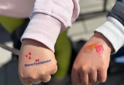 Händer med fina gnuggisar med ikoner från Stena Fastigheter