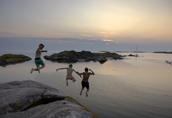 Ungdomar som hoppar från klippor