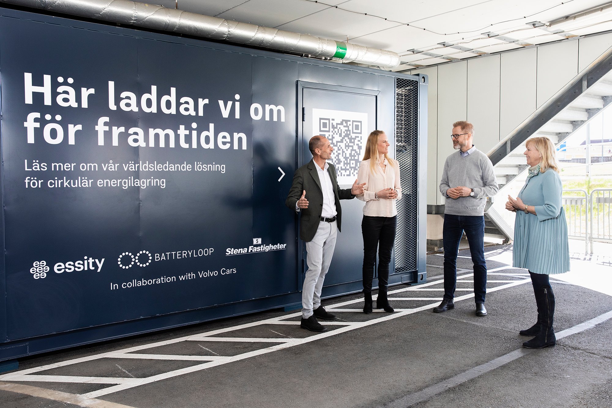 Rasmus Bergström från BatteryLoop, Susanne Hägglund på Volvo Cars, Axel Thegerström Edh från Essity och Agneta Kores från Stena Fastigheter vid energilagret i garaget. 