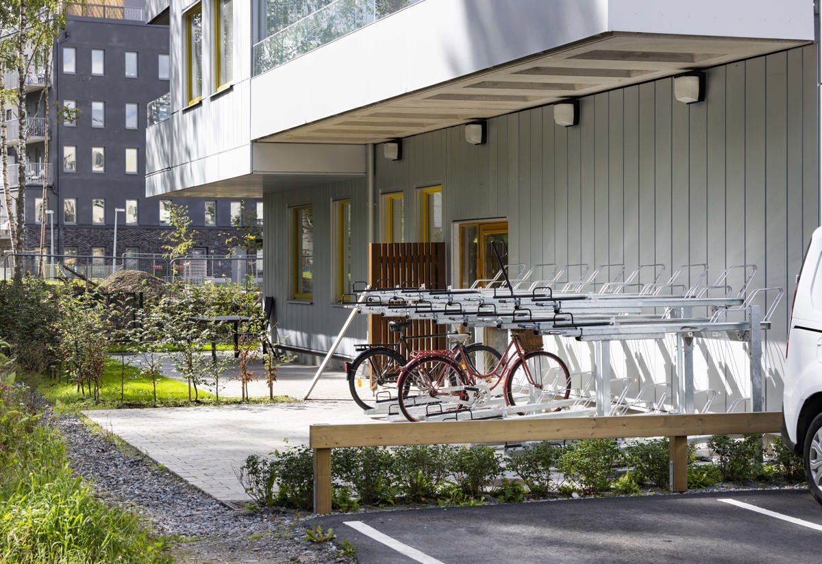 Cykelställ utanför Nadir i Vega.
