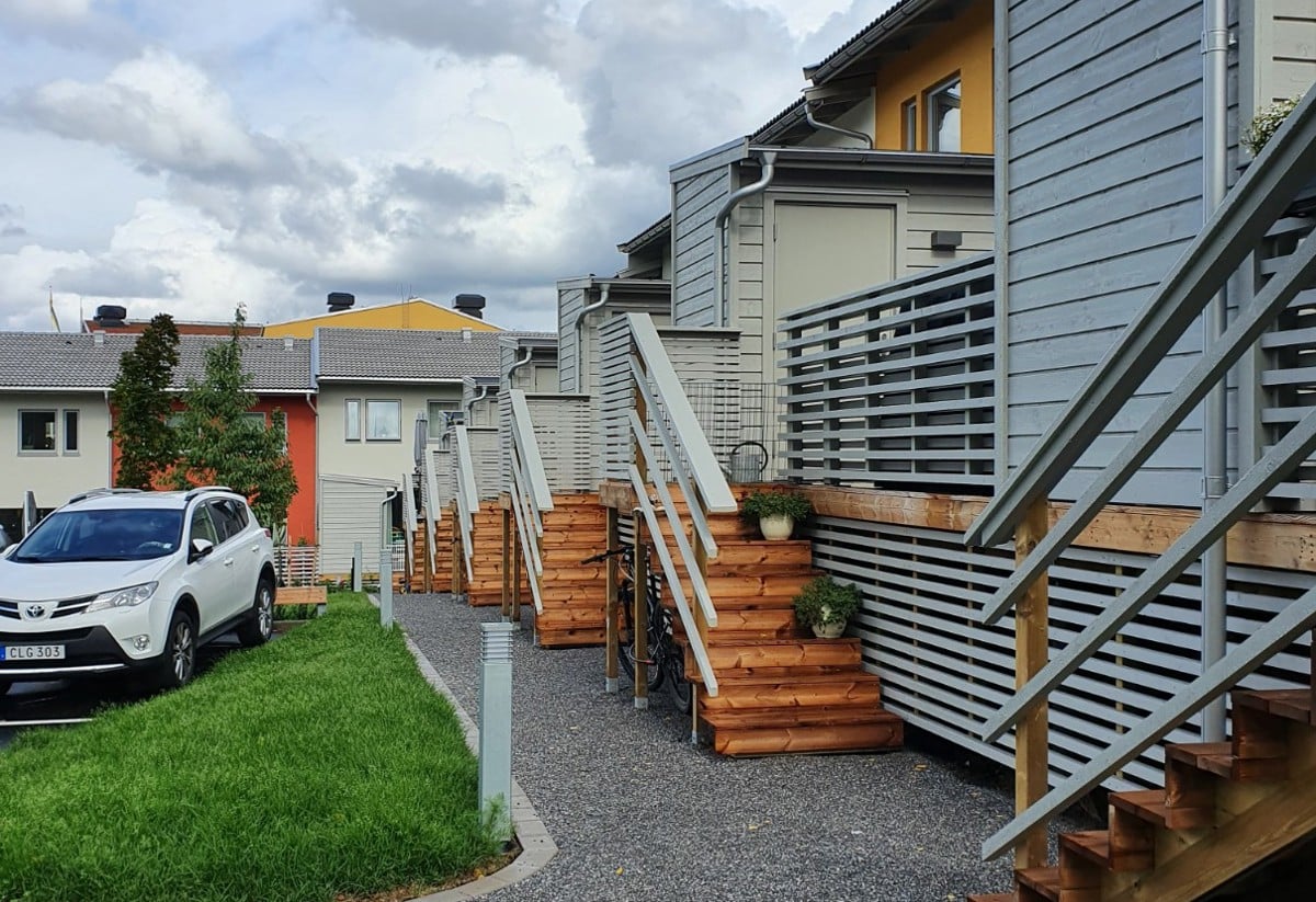 Sommartriangelns innergård med parkeringsplatser.