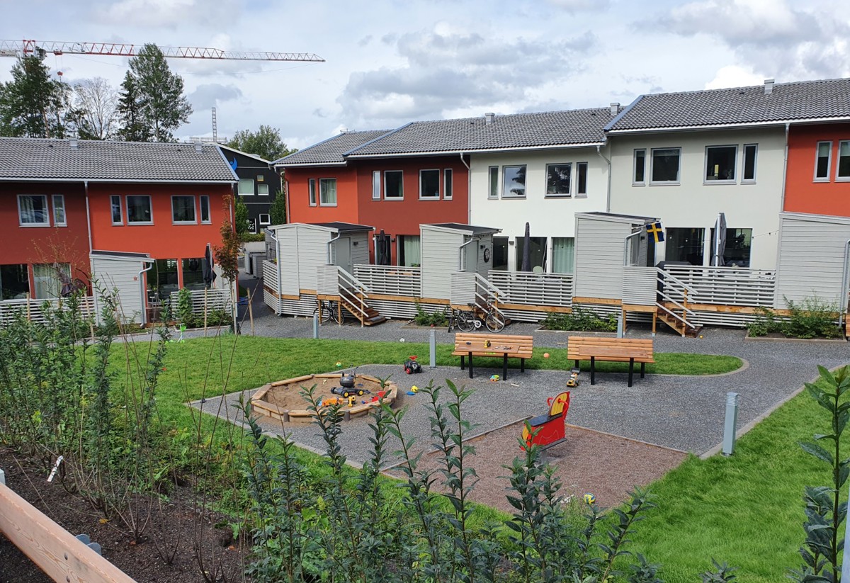 Sommartriangelns innergård med lekplats.