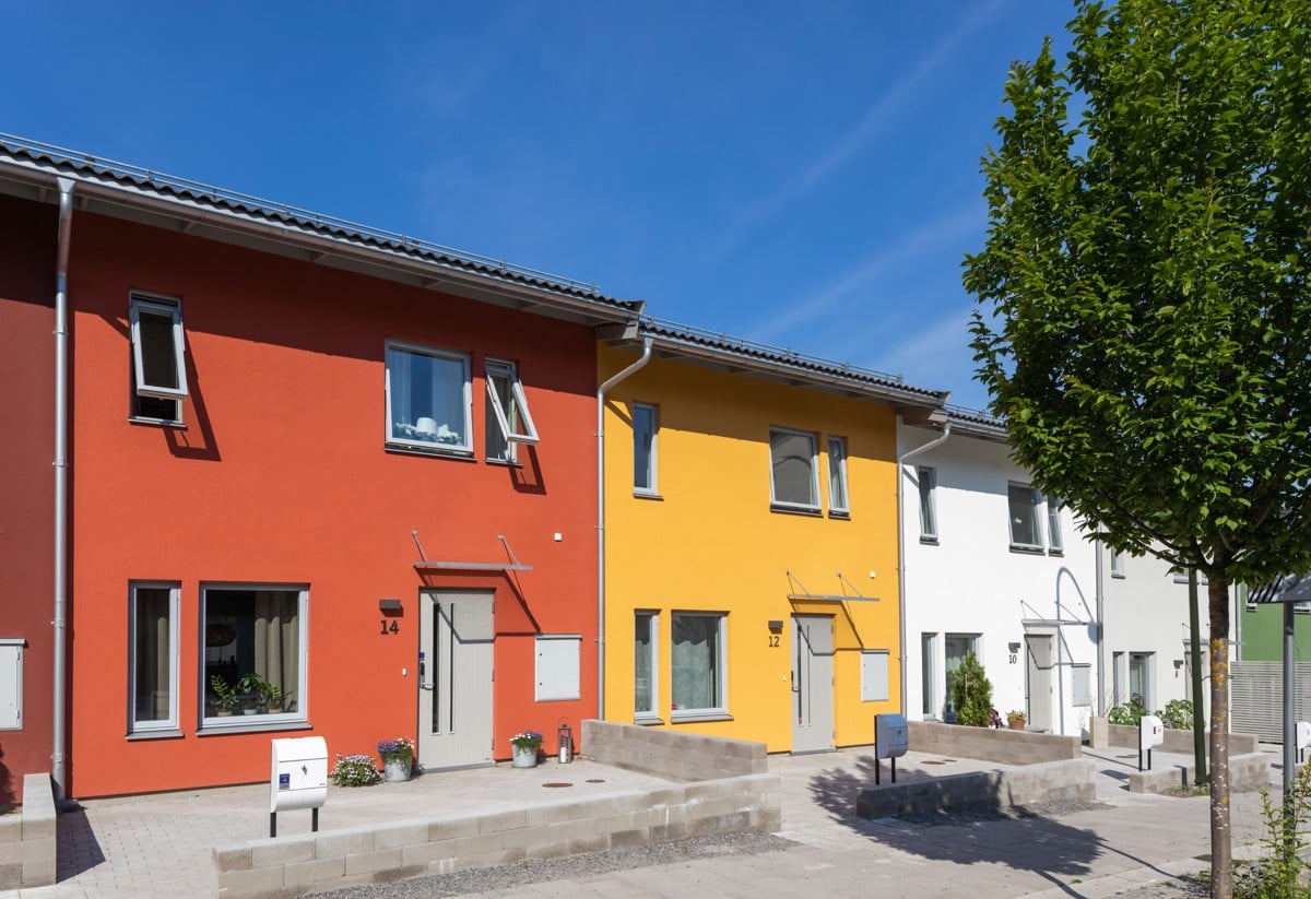 Tre radhus från sommartriangeln, foto taget från gatan.