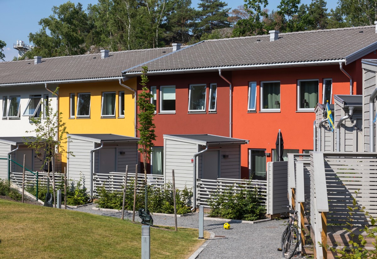 Foto på innergården och fyra av husen i Sommartriangeln.