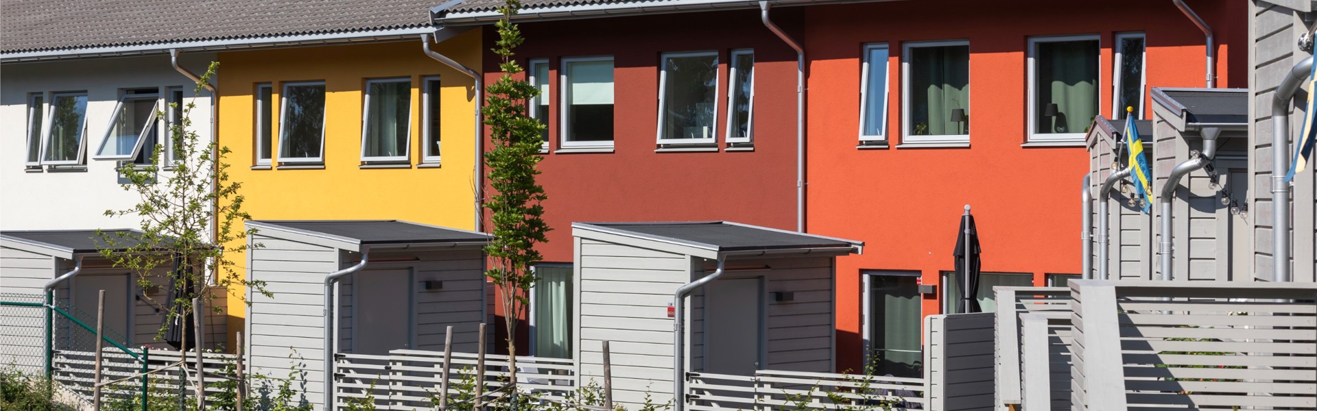 Foto på innergården och fyra av husen i Sommartriangeln.