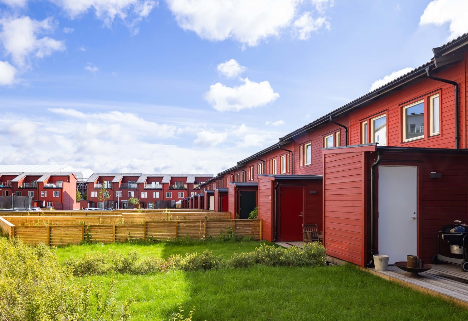 Foto på baksidan av Vårtriangeln som visar varje hus tomt som är en gräsmatta.