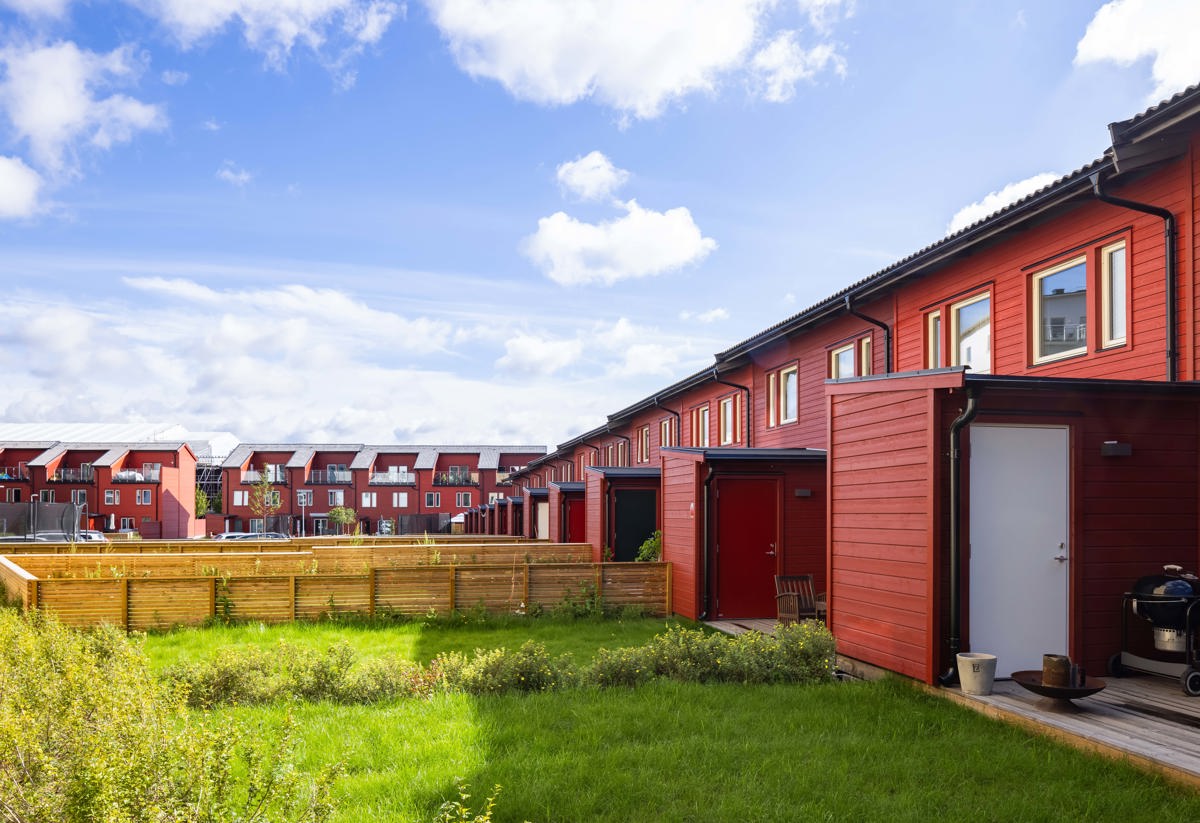 Foto på baksidan av Vårtriangeln som visar varje hus tomt som är en gräsmatta.