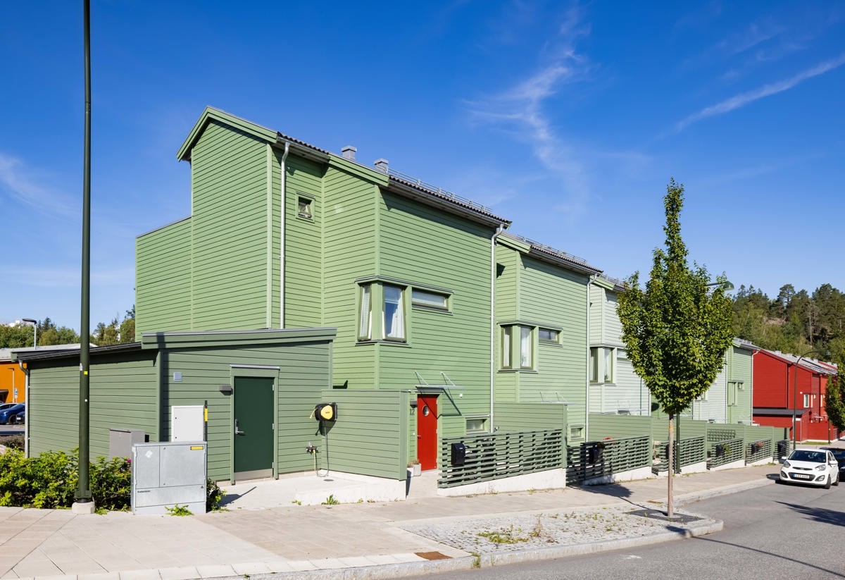 Vintertriangelns gröna panelfasad fotad från gatan.