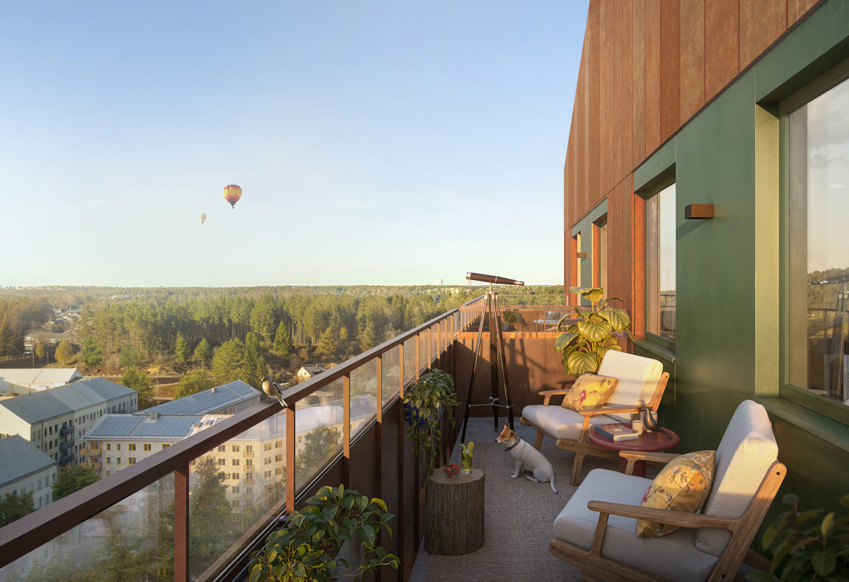 En rymlig balkong med bekväma stolar och växter, som erbjuder en vidsträckt utsikt över en skog och byggnader. En kikare står vid räcket, och en hund sitter på golvet. Två luftballonger syns i himlen.