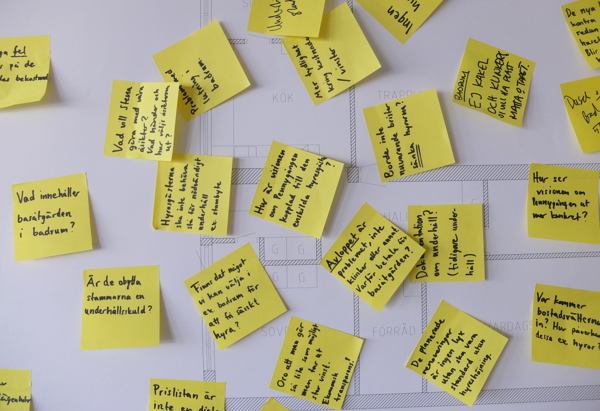 Vägg med post-it-lappar från dialogen på Pennygången. 