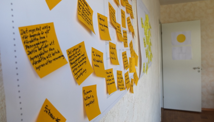 Vägg med post-it-lappar från dialogen på Pennygången. 