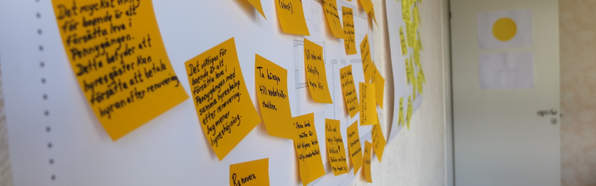 Vägg med post-it-lappar från dialogen på Pennygången. 