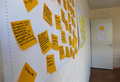I dialog med de boende på Pennygången kom vi fram till att stam- och badrumsrenovering sker på en grundnivå med möjlighet till tillval. Dialogen skedde genom flera öppet hus och workshops på plats i bostadsområdet. Dialogen pågick under hela renoveringen, på olika sätt.