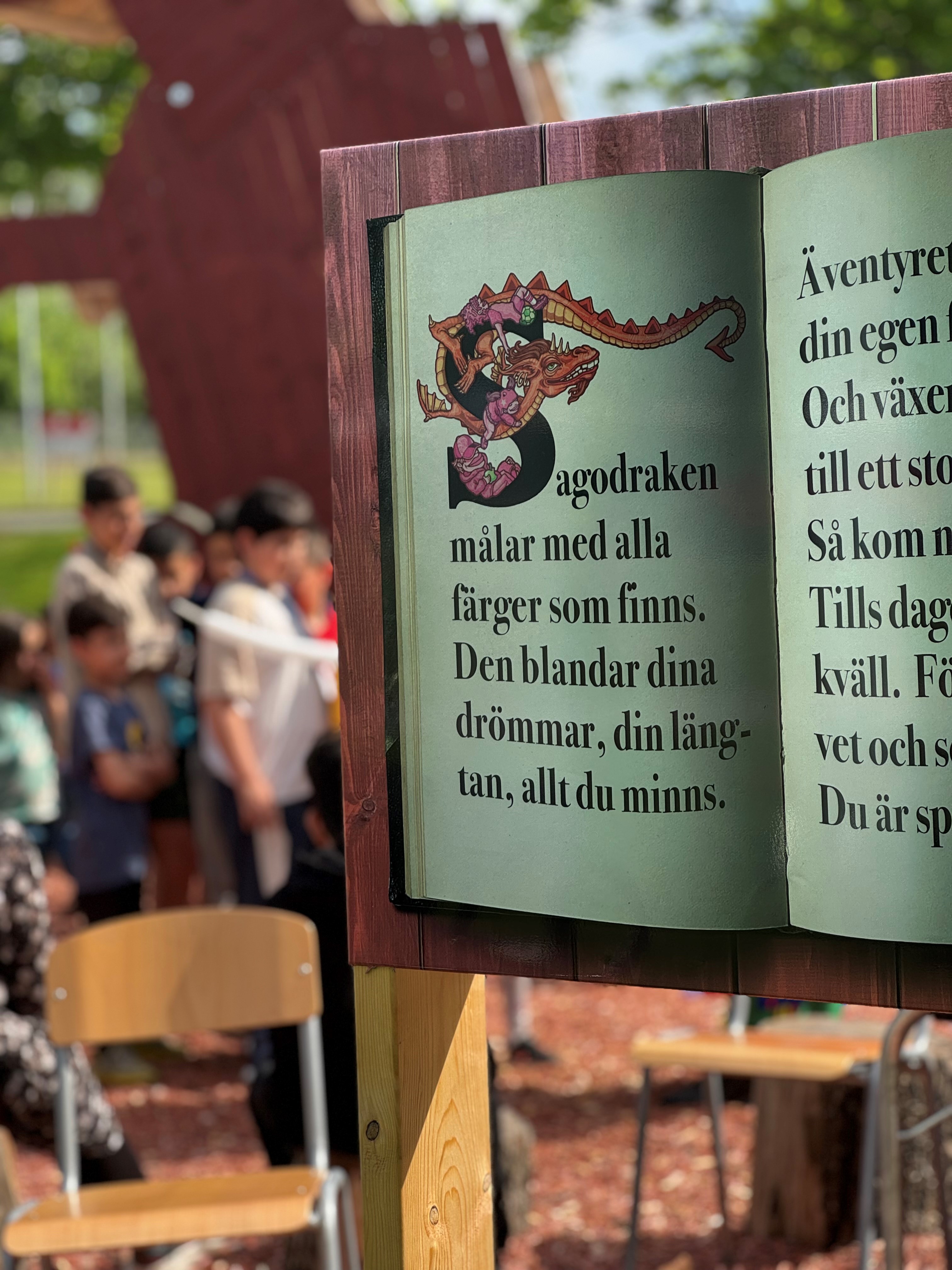 sagodraken läser sagor skylt.jpg