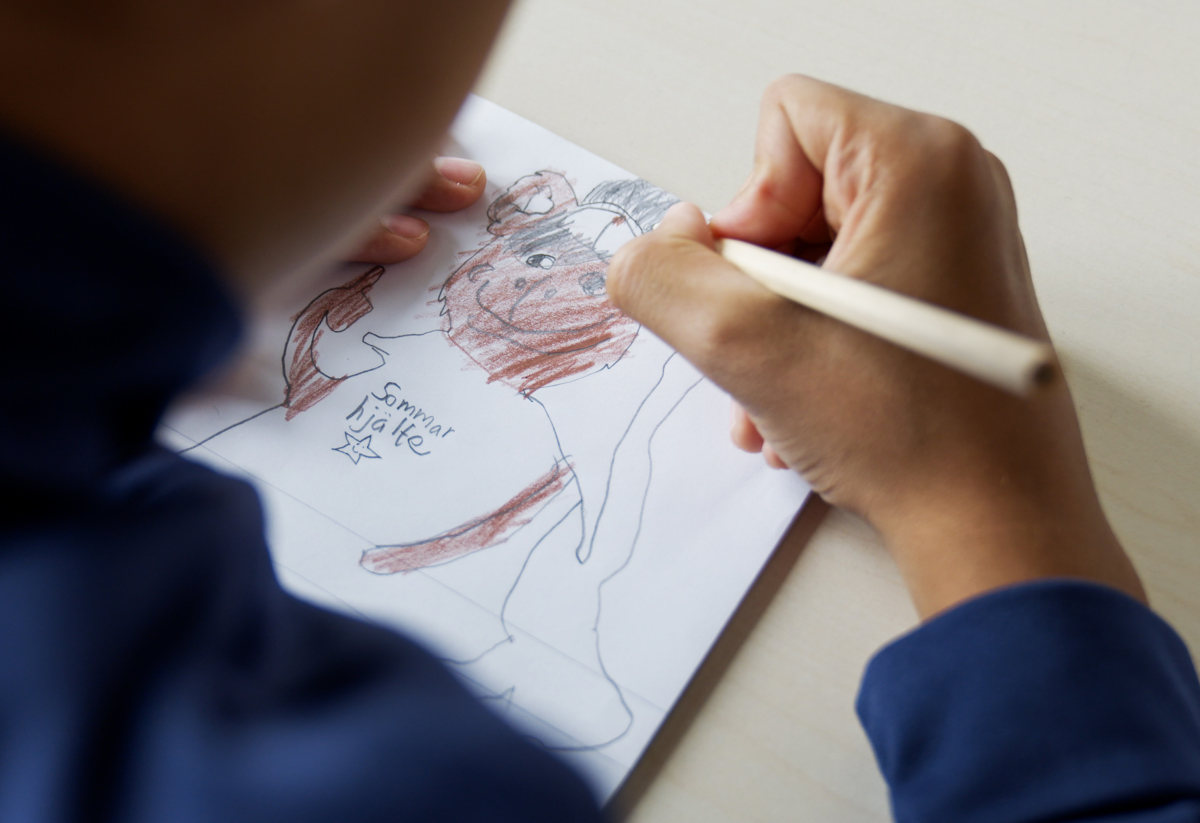 Barn på sommarskolan som ritar sin sommarhjälte. 