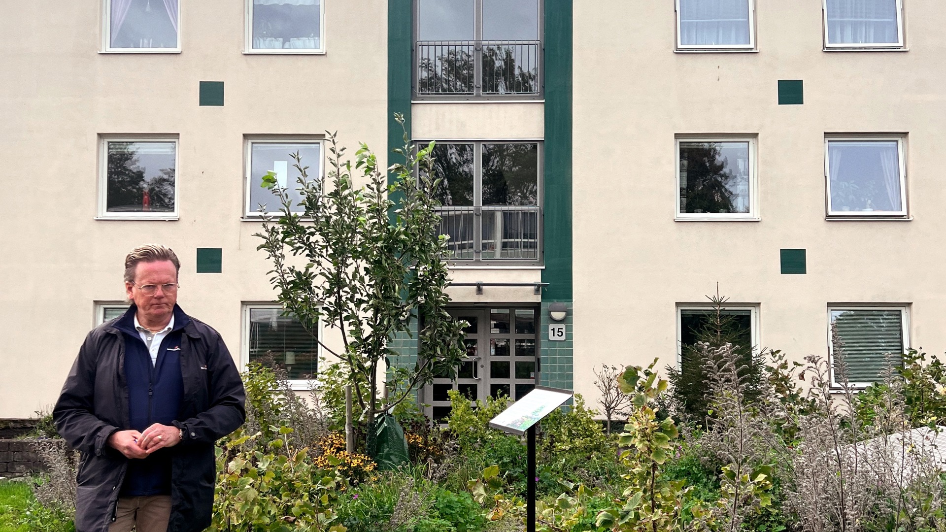 Michael Nevrin, förvaltare, står framför en gul byggnad i Lindängen, Malmö.