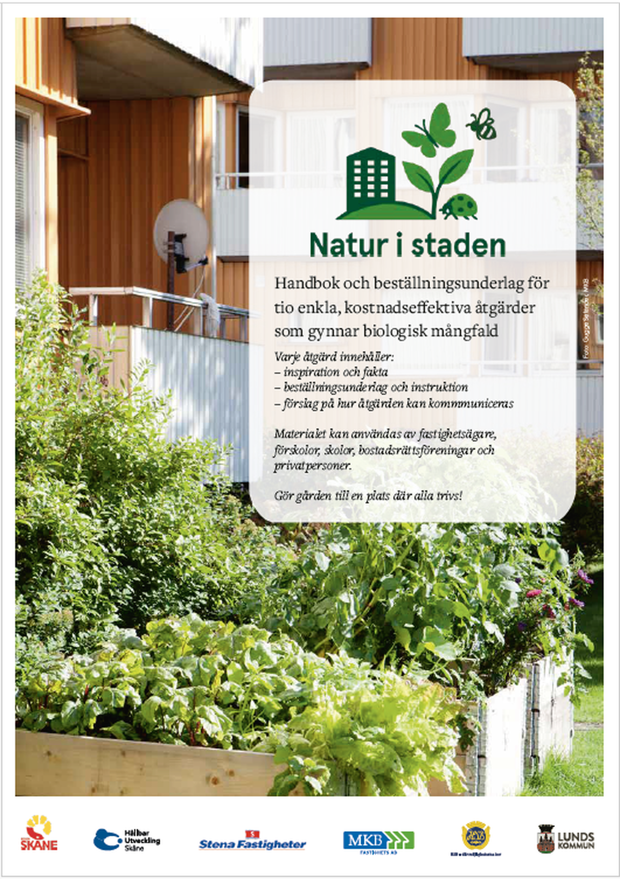 Omslag till handboken “Natur i staden” med foto av en grön bostadsgård med odlingslådor, buskar och flerbostadshus i bakgrunden. På omslaget syns illustrationer av ett hus, en växt, en fjäril och en nyckelpiga samt text om handbok och beställningsunderlag för tio enkla, kostnadseffektiva åtgärder som gynnar biologisk mångfald. Längst ned syns logotyper från bland annat Region Skåne, Stena Fastigheter, MKB, Malmö stad och Lunds kommun.