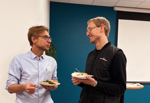 Relationsförvaltare Jacob pratar med en av aktörerna som är med