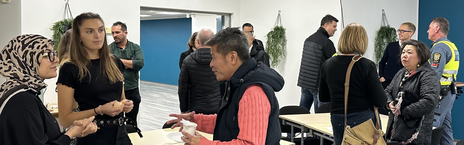 Lärseminarium - personer står och pratar med varandra