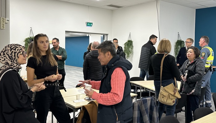 Lärseminarium - personer står och pratar med varandra