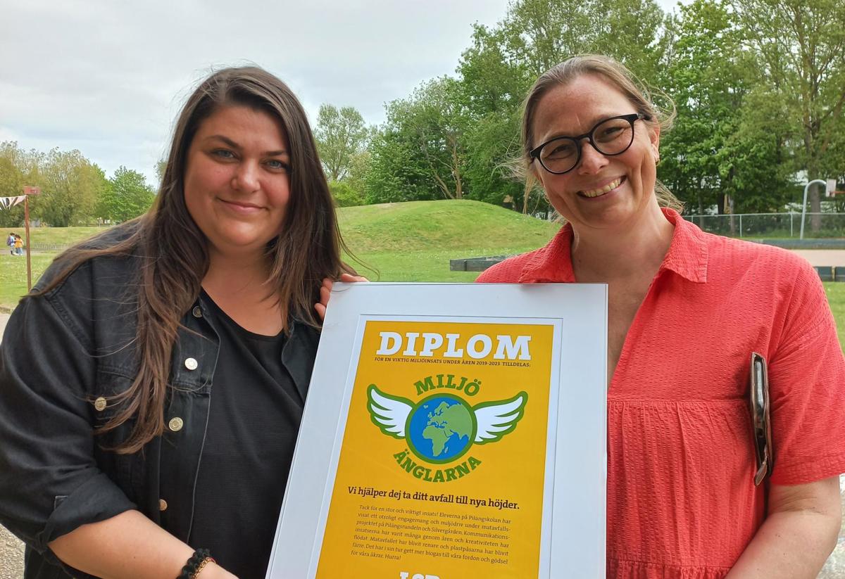 Stina Hyltmark, rektor på Pilängsskolan tar emot diplom för projketet miljänglar 