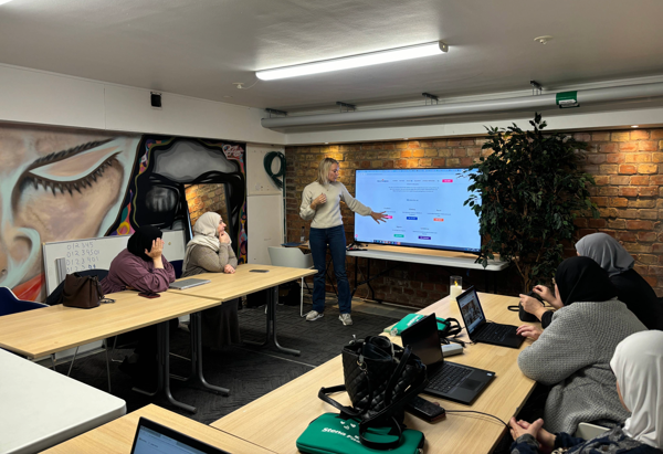 En person håller presentation om mina sidor för kvinnorna på Redi School