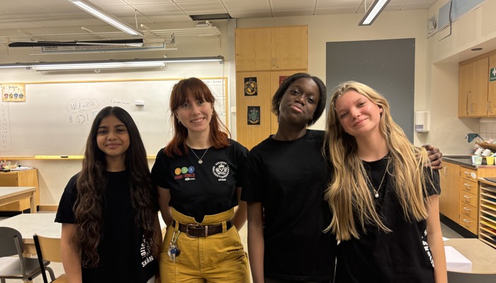 En föreningssamordnare tillsammans med unga ledare inom skol-IF