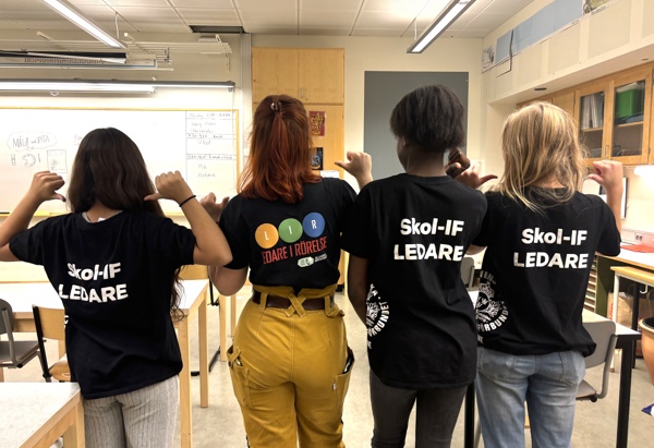 föreningssamordnare tillsammans med unga ledare pekar på deras ryggar där det står skol-if ledare
