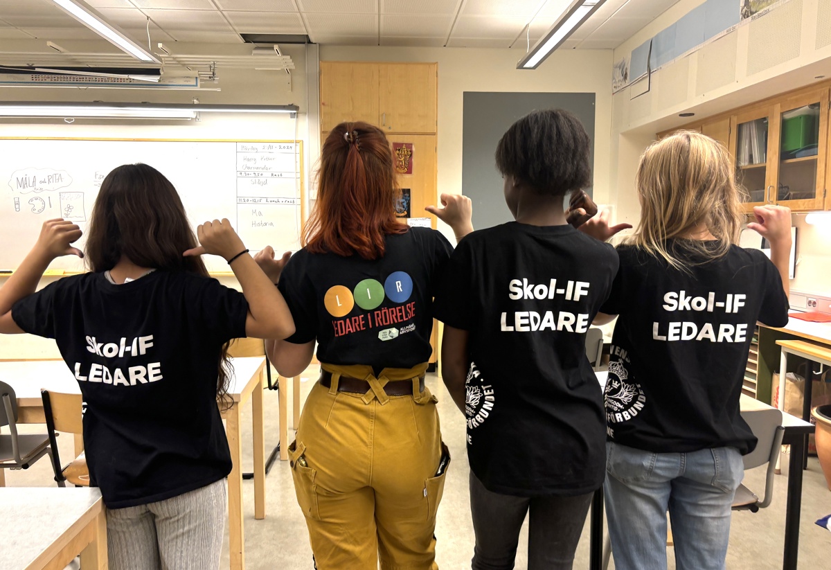 föreningssamordnare tillsammans med unga ledare pekar på deras ryggar där det står skol-if ledare