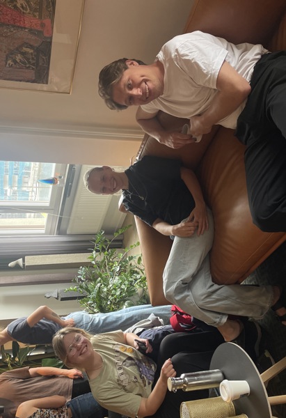 tre personer kollar in i kameran och ler