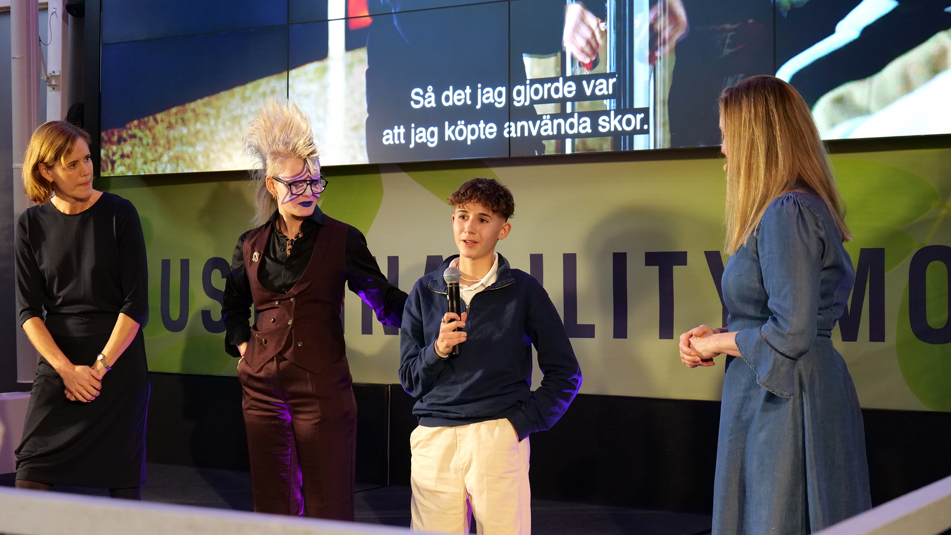 Fyra personer på en scen. Längst till vänster syns Cecilia Fasth, VD och koncernchef för Stena Fastigheter. I mitten står två ungdomar som deltagit i utställningen `ungas framtidstro`, och till vänster står Anneli Evers, kommunikatör på Stena Fastigheter. 