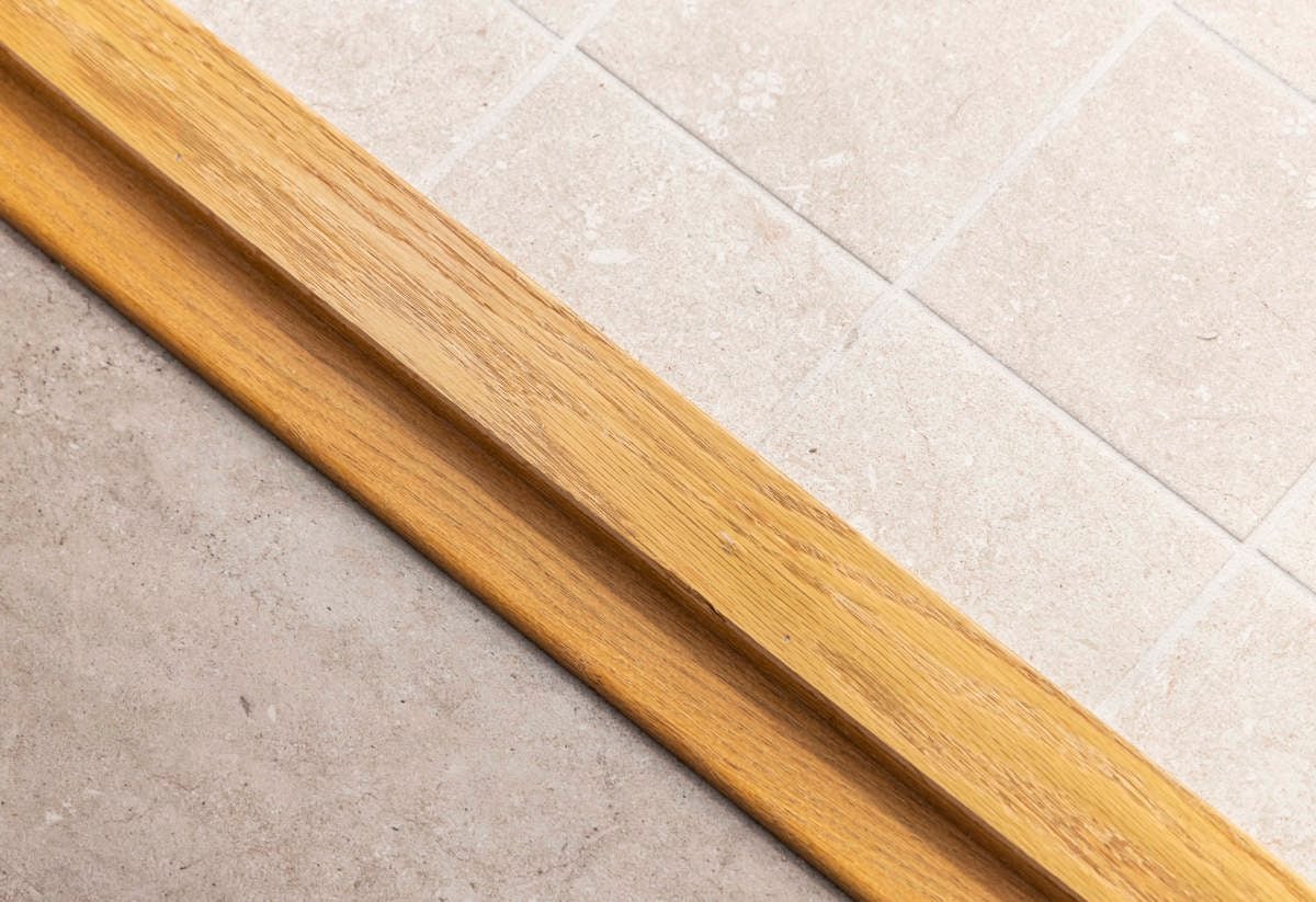 Detaljbild från en plusrenoverad lägenhet med fokus på klinker i hall och badrum
