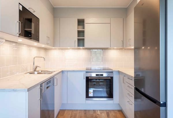 Detaljbild från en plusrenoverad lägenhet med fokus på kök