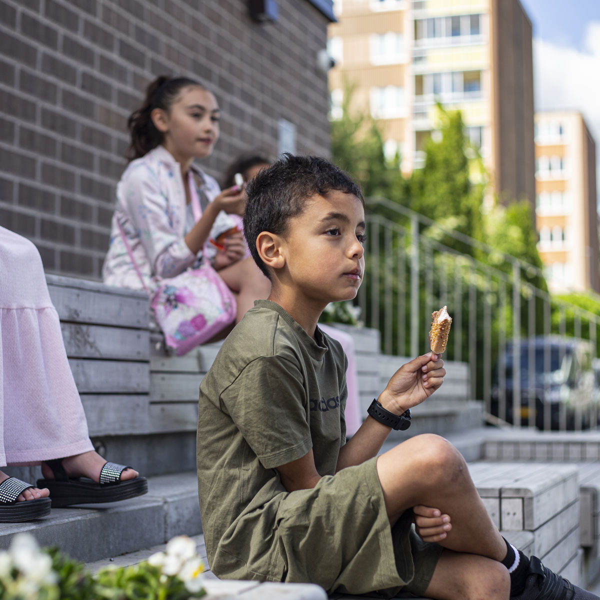 Barn äter glass på trappan i Fisksätra