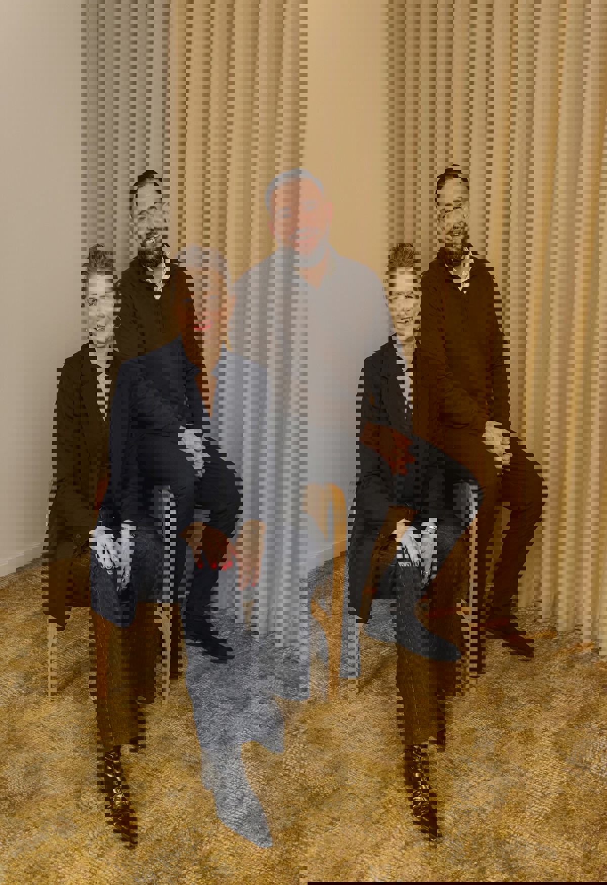 Två kollegor, Bledar Zuta och Cecilia Fredholm Vaarning, sitter bredvid varandra på stolar i ett varmt inrett rum och ler mot kameran, vilket förmedlar trygghet; bilden knyter an till Stena Fastigheters arbete med social hållbarhet och relationsförvaltning