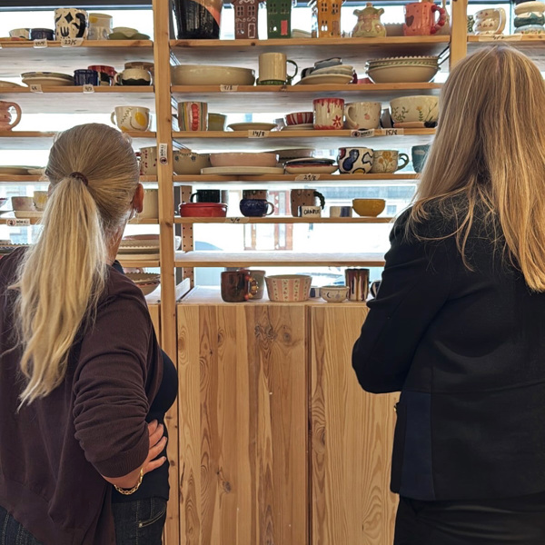 besökare i keramikstudio