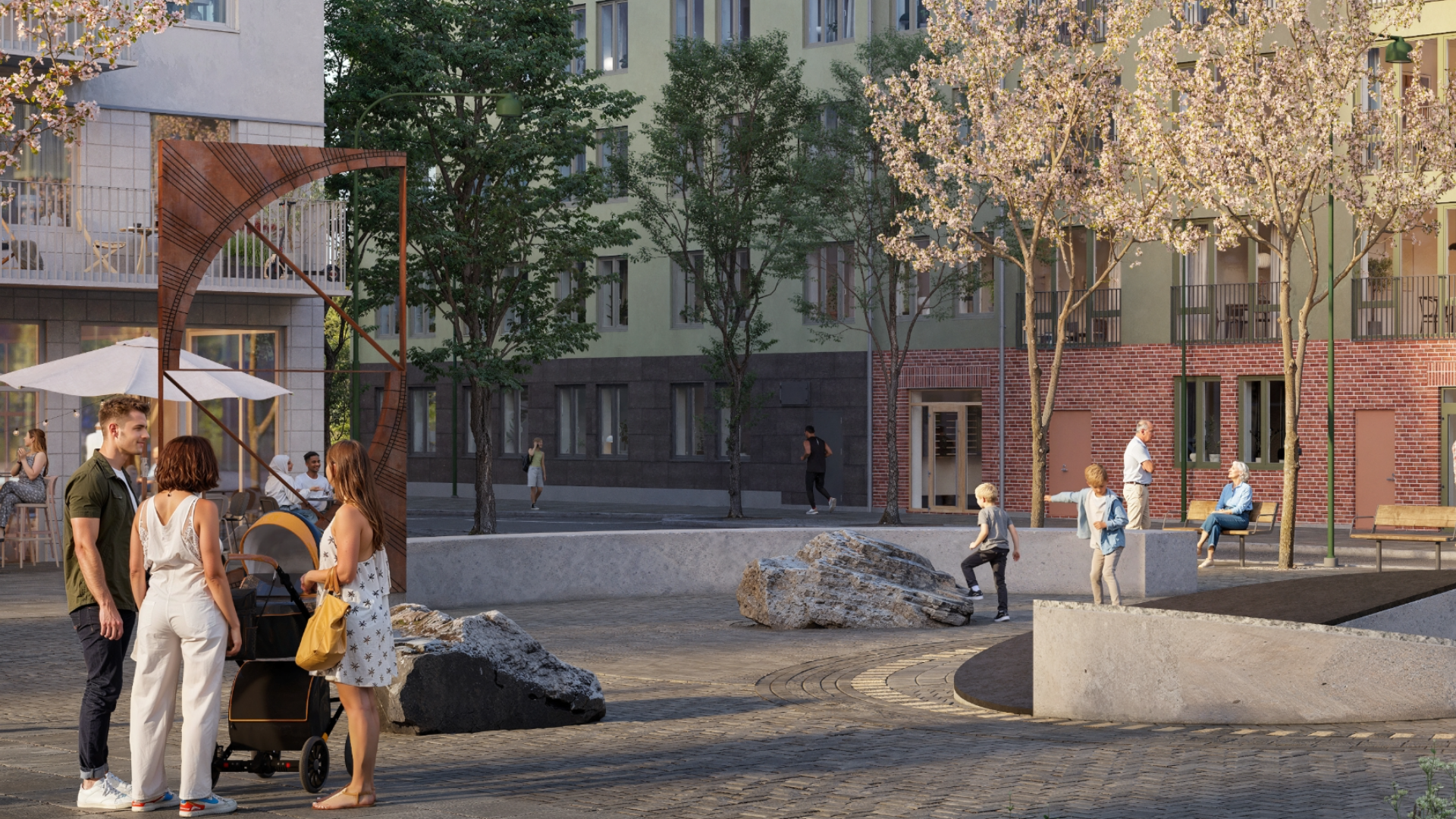 Ett stort konstverk med inskurna linjer står mitt på torget, omgiven av människor.