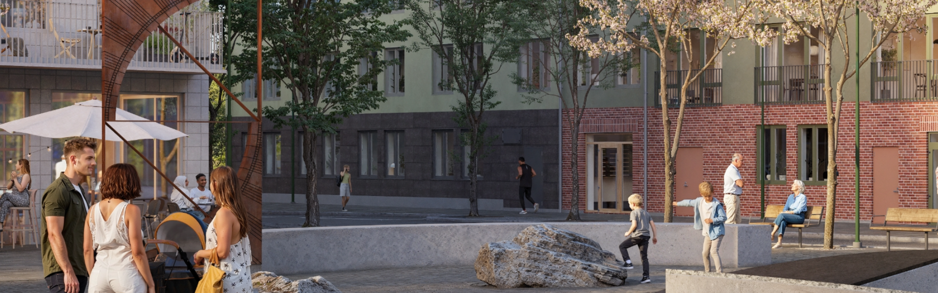 Ett stort konstverk med inskurna linjer står mitt på torget, omgiven av människor.