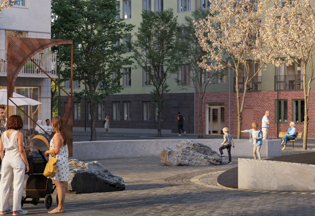 Ett stort konstverk med inskurna linjer står mitt på torget, omgiven av människor.