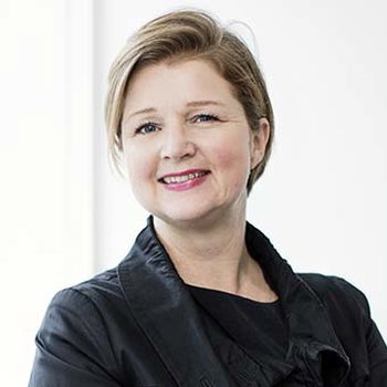 Bild på en leende Cecilia Fredholm som är chef Hållbara Affärer på Stena Fastigheter AB.
