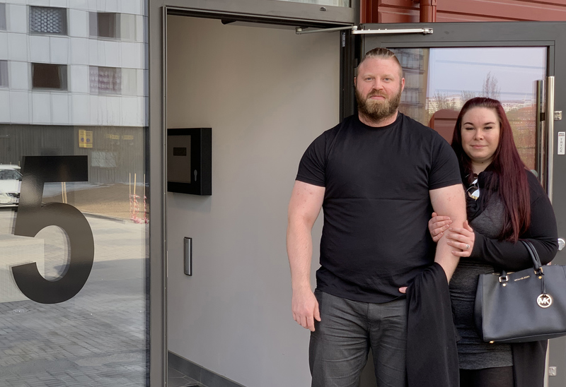 Patrik och Laura Svensson var bland de första att hämta ut nycklarna till sin nya lägenhet.