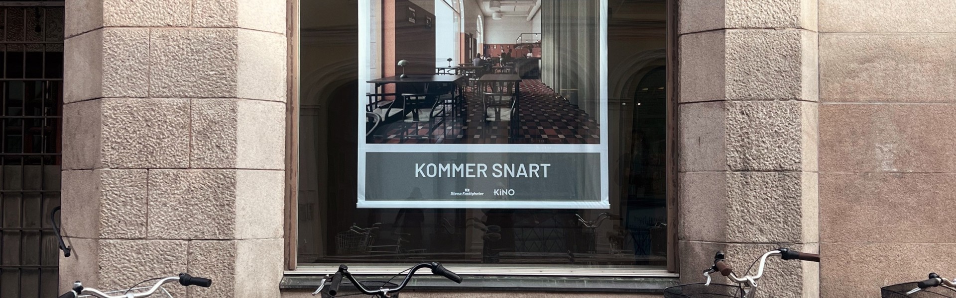 Skyltfönster på Filmhuset Kino i Lund, i fönstret hänger en affisch med texten "Kommer snart"