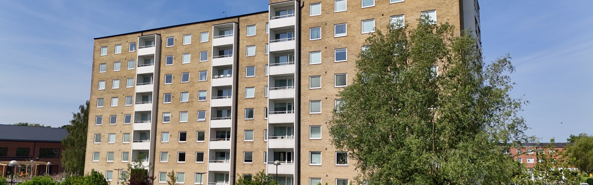 Gult flervåningshus i Hermodsdal