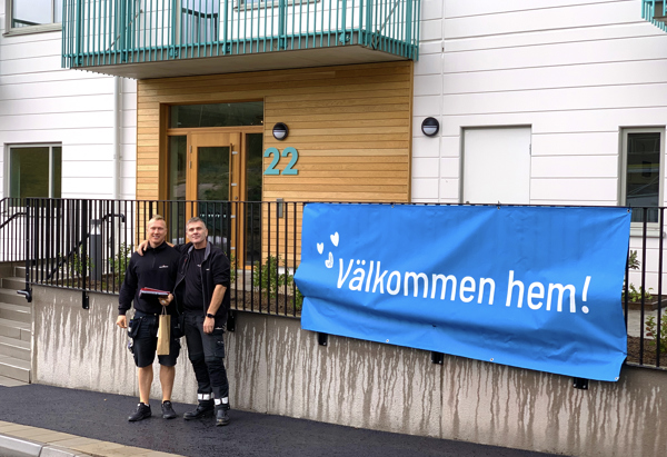 Jonathan Hansson och Roger Hansson tar emot de nyinflyttade hyresgästerna.