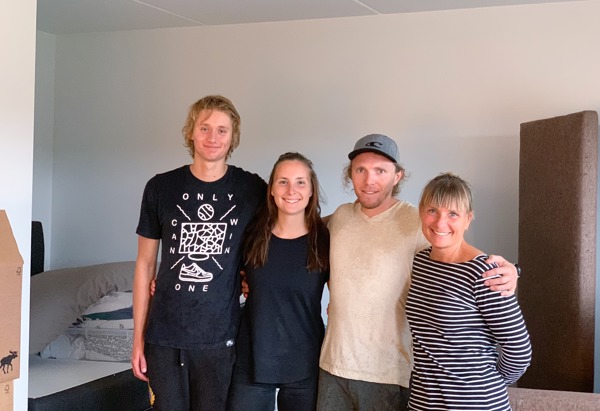 Det första hissgänget under den andra inflyttningsdagen. Från vänster; Erik, Lowisa, Mattias och Kajsa.