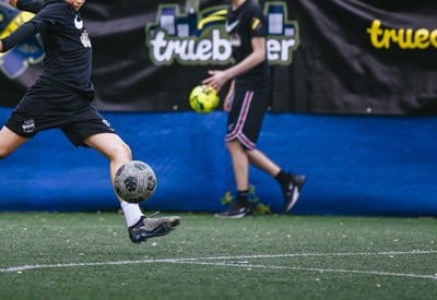 Bild på ungdomar som spelar fotboll i AIK