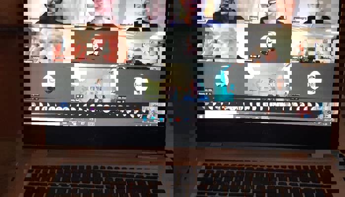 Laptop som visar ett teamsmöte med ett antal personer deltagande