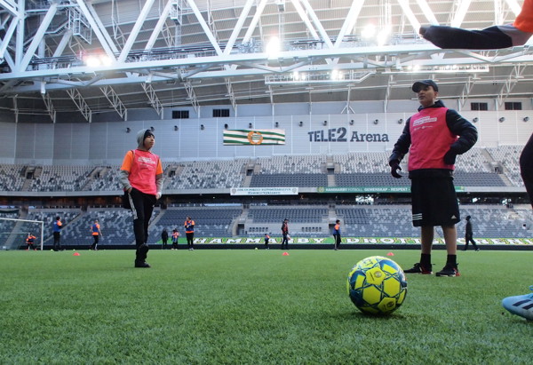 Personer som spelar fotboll.