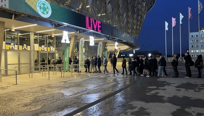 Kö med ungdomar utanför Tele2 Arena.